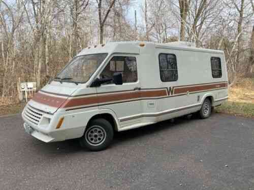 Winnebago Lesharo Class B Self Contained Motorhome 2: Vans, SUVs, And ...