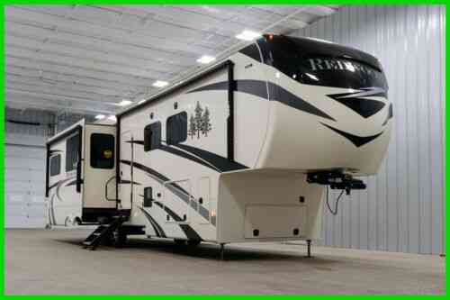 Crossroads Redwood 3901wb Luxury Fifth Wheel Rear: Vans, SUVs, and ...