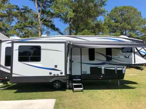 Fifth Wheel Toy Hauler Cherokee Arctic Wolf Limited: Vans, SUVs, and